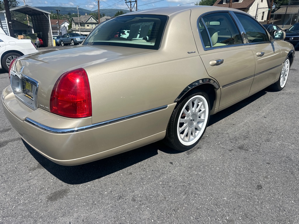 Photo 5 of this LINCOLN TOWN CAR