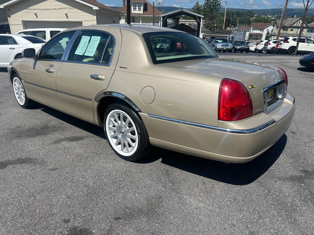 Photo 10 of this LINCOLN TOWN CAR
