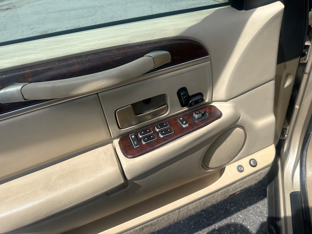 Photo 48 of this LINCOLN TOWN CAR