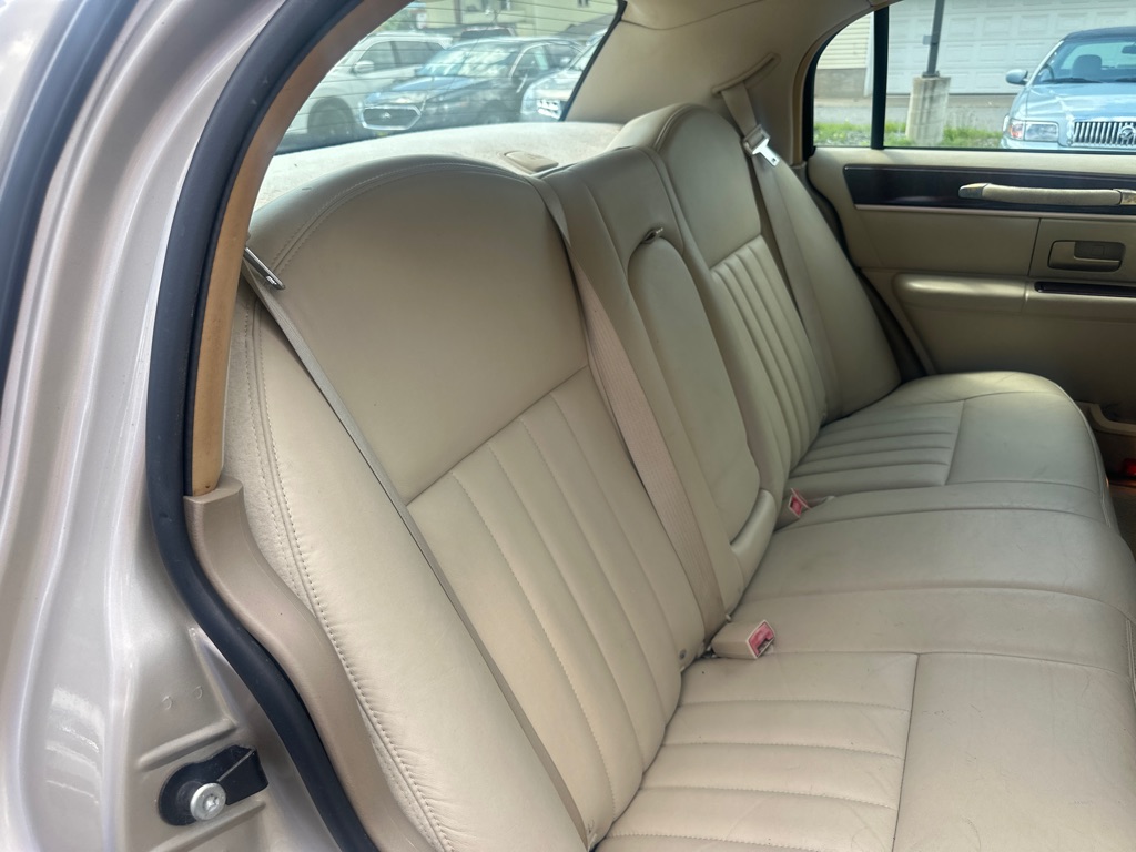 Photo 36 of this LINCOLN TOWN CAR