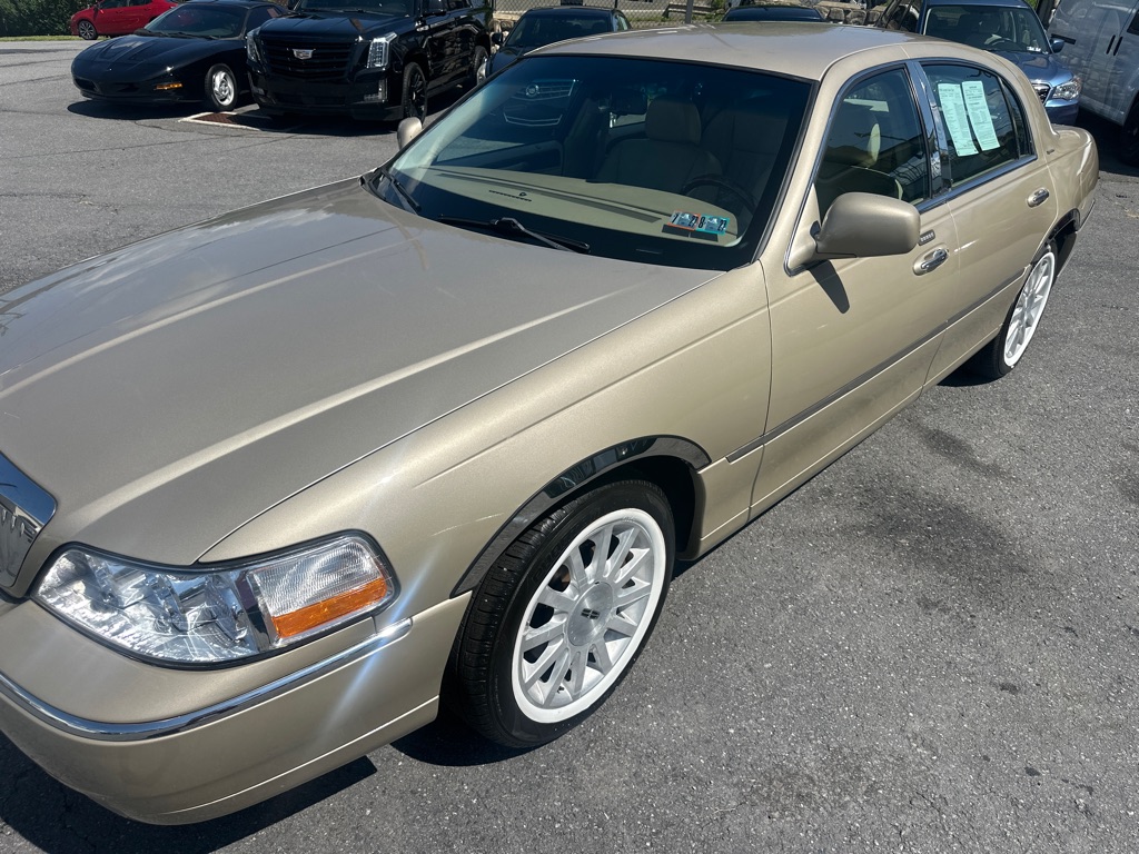 Photo 13 of this LINCOLN TOWN CAR