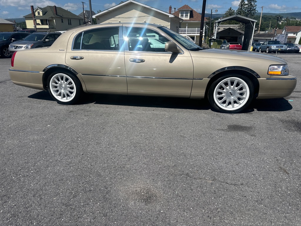 Photo 4 of this LINCOLN TOWN CAR