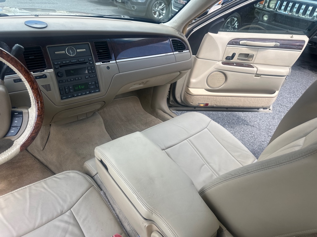 Photo 29 of this LINCOLN TOWN CAR