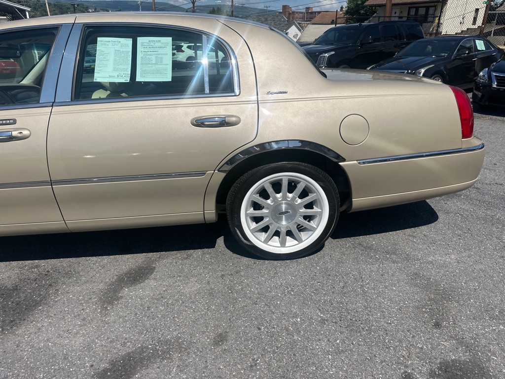 Photo 16 of this LINCOLN TOWN CAR