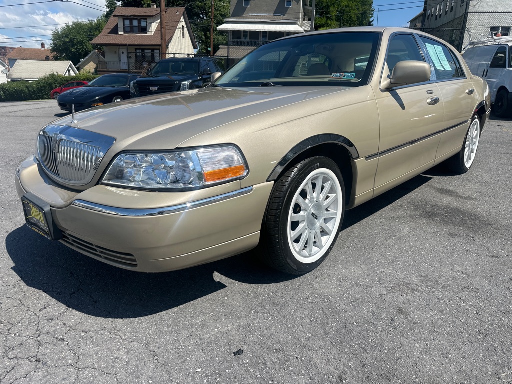 Photo 14 of this LINCOLN TOWN CAR