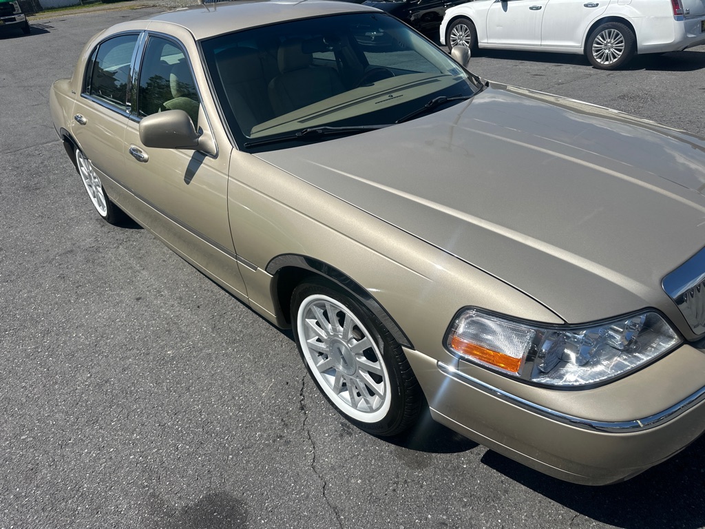 Photo 8 of this LINCOLN TOWN CAR