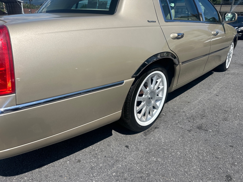 Photo 6 of this LINCOLN TOWN CAR