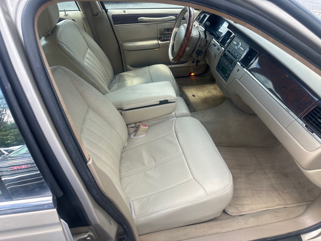 Photo 38 of this LINCOLN TOWN CAR