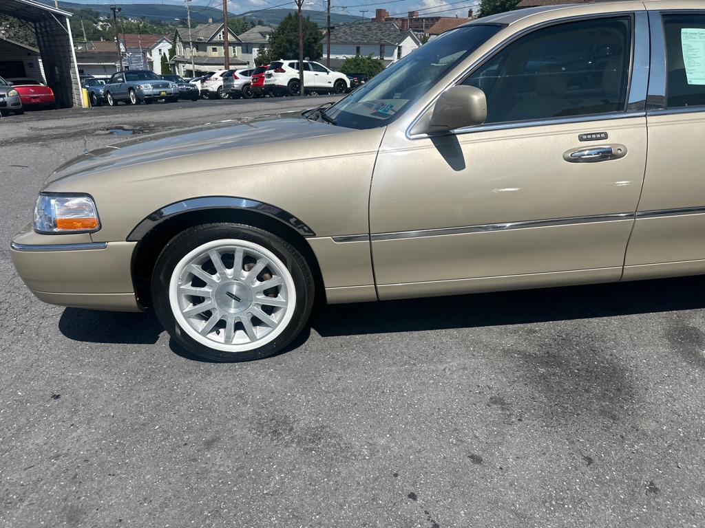Photo 15 of this LINCOLN TOWN CAR