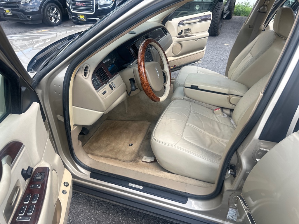 Photo 25 of this LINCOLN TOWN CAR