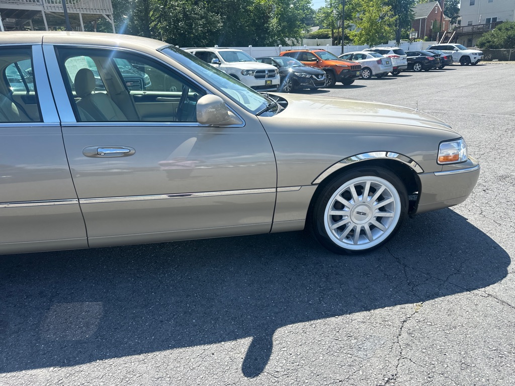 Photo 18 of this LINCOLN TOWN CAR