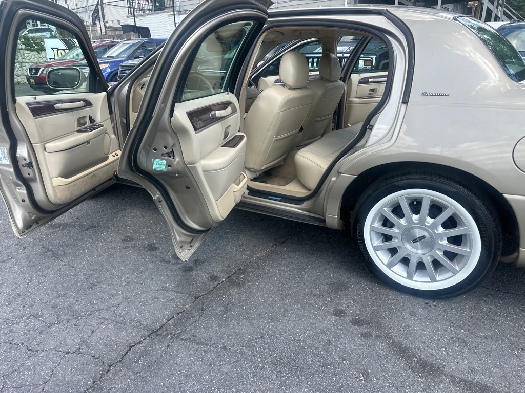 Photo 22 of this LINCOLN TOWN CAR