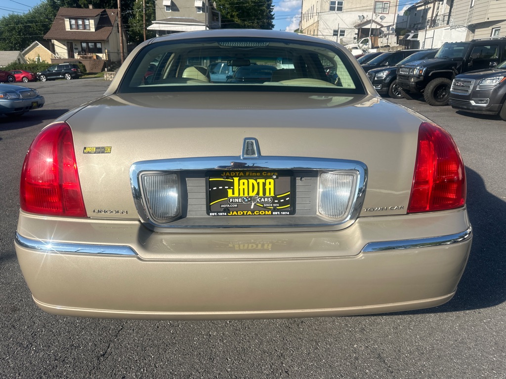 Photo 21 of this LINCOLN TOWN CAR