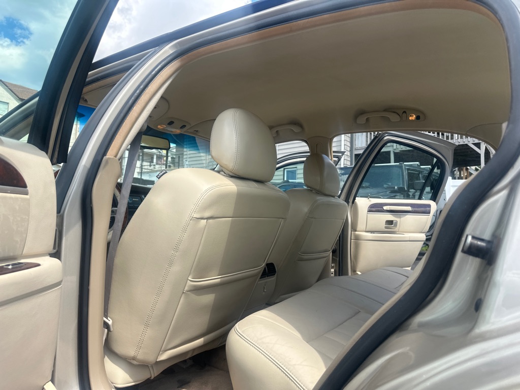Photo 31 of this LINCOLN TOWN CAR