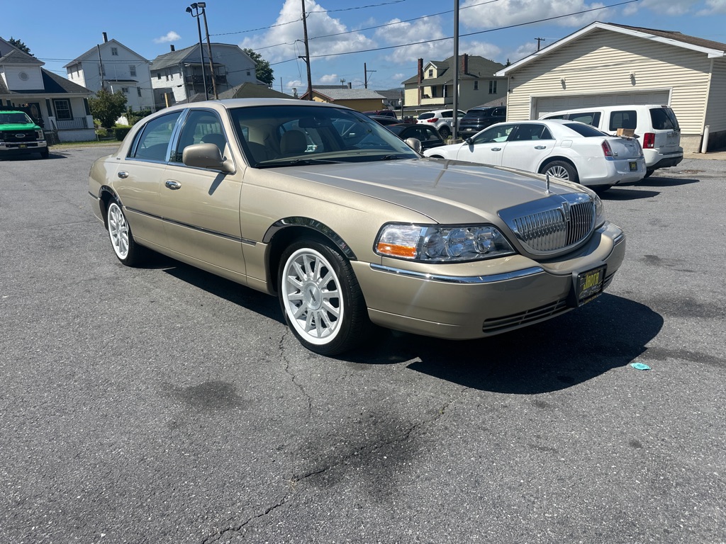Photo 3 of this LINCOLN TOWN CAR