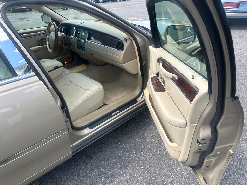 Photo 37 of this LINCOLN TOWN CAR