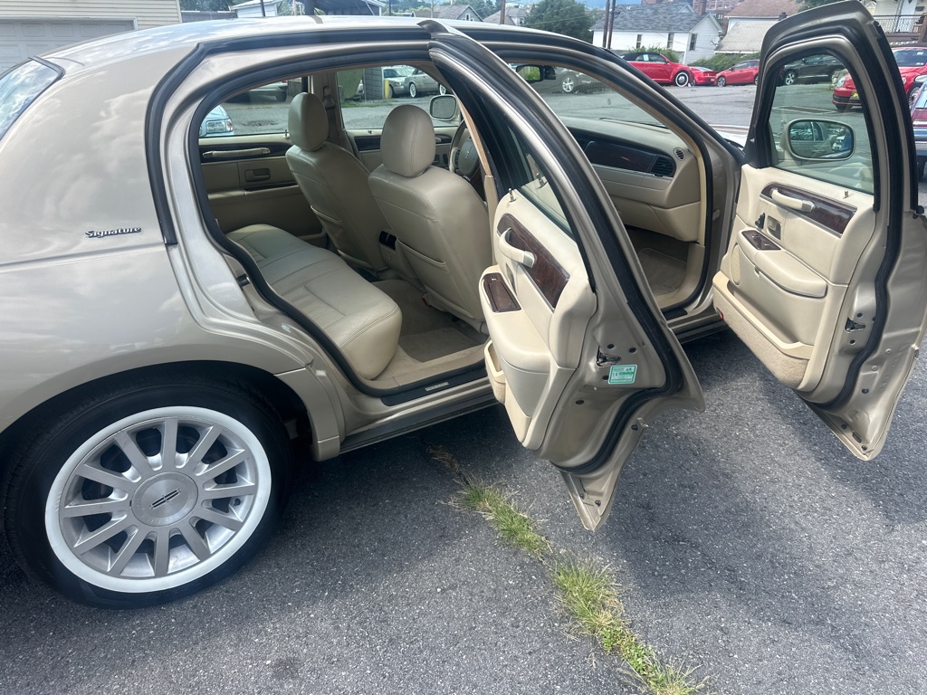 Photo 34 of this LINCOLN TOWN CAR