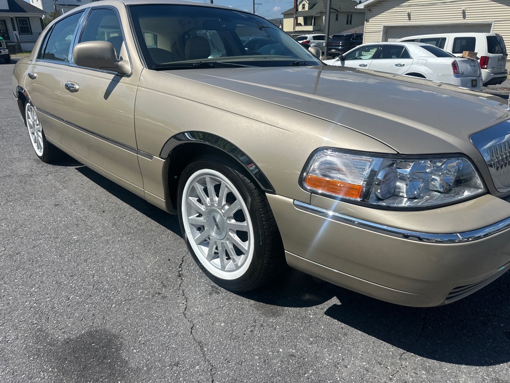 Photo 7 of this LINCOLN TOWN CAR