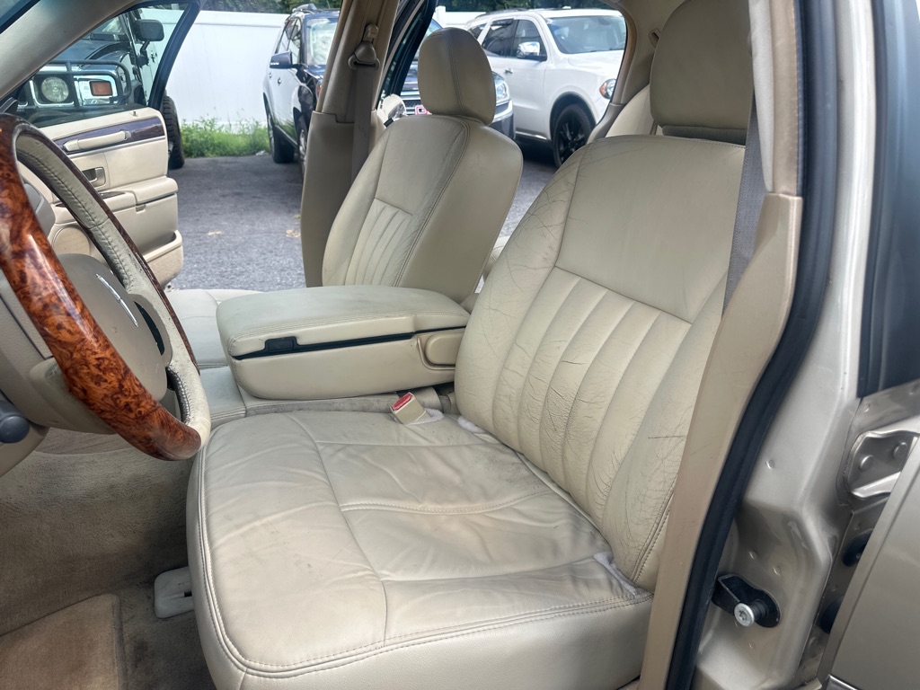 Photo 26 of this LINCOLN TOWN CAR