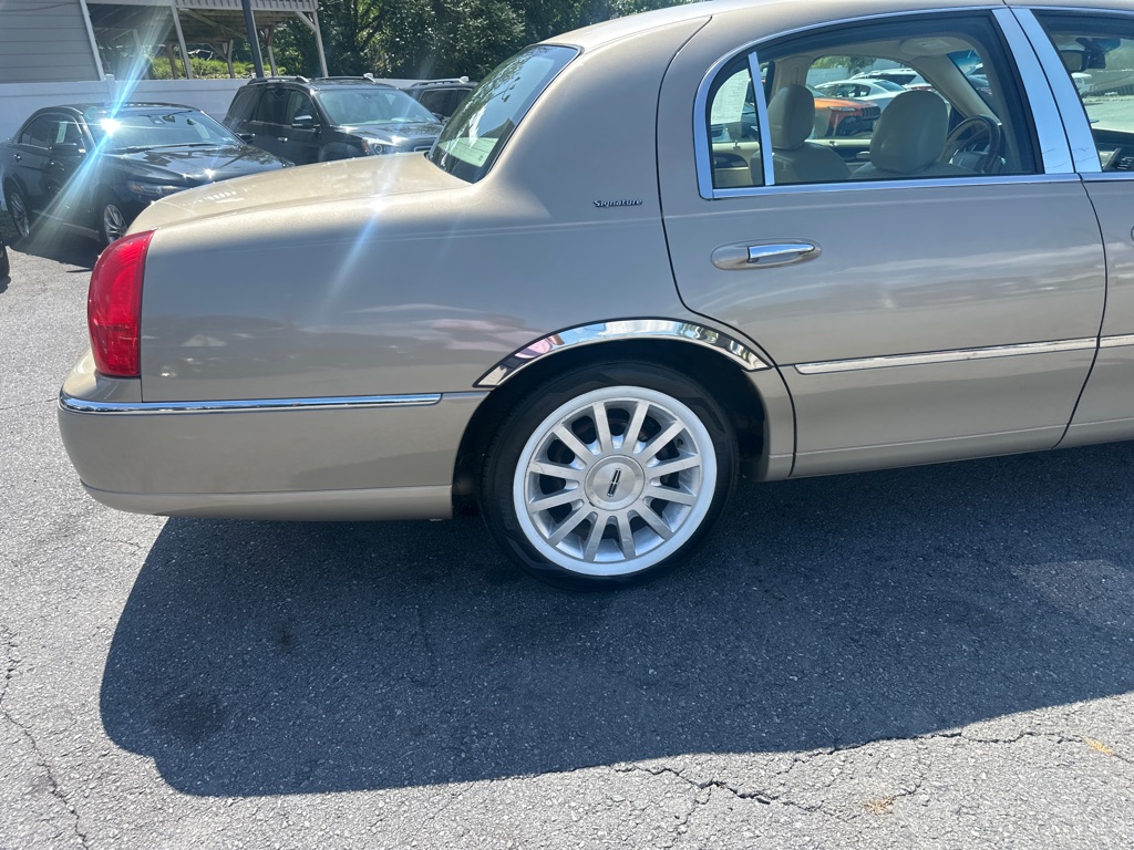 Photo 17 of this LINCOLN TOWN CAR
