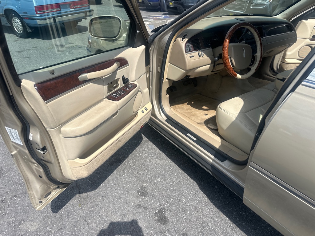 Photo 33 of this LINCOLN TOWN CAR