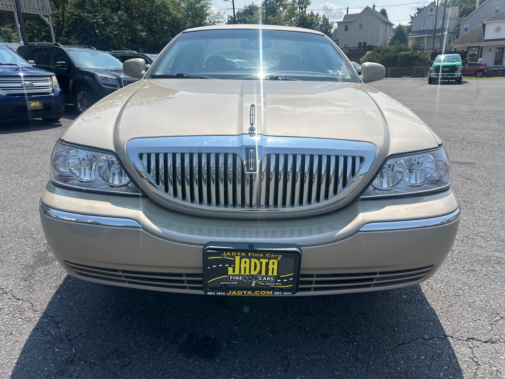 Photo 20 of this LINCOLN TOWN CAR