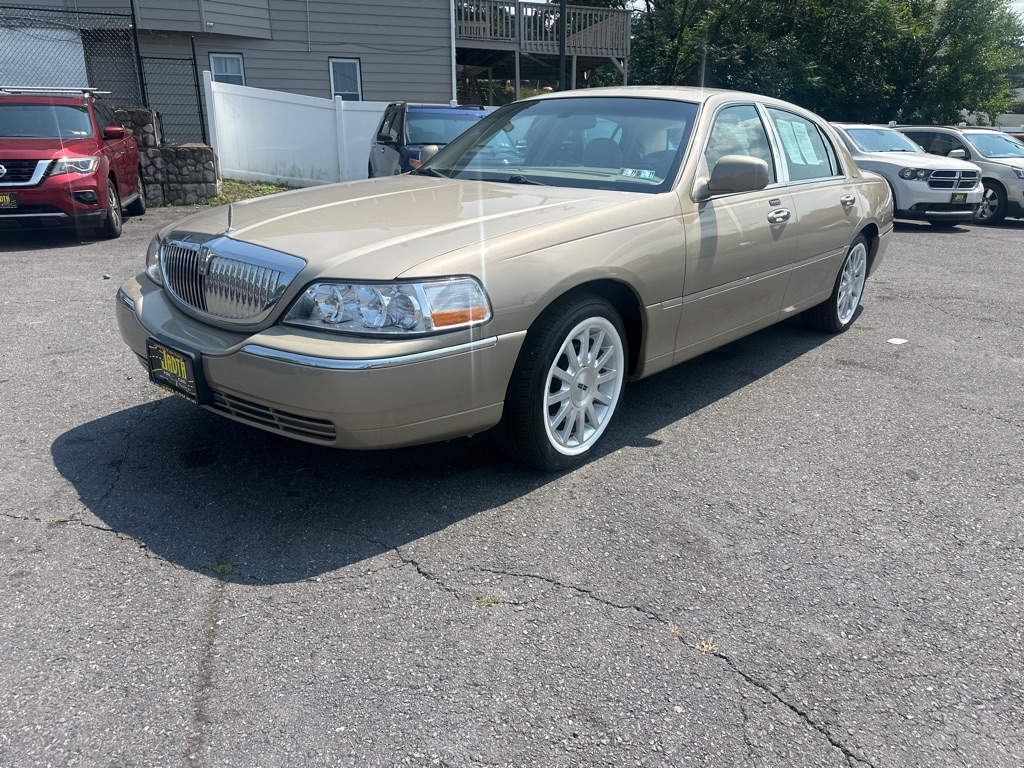 Photo 19 of this LINCOLN TOWN CAR