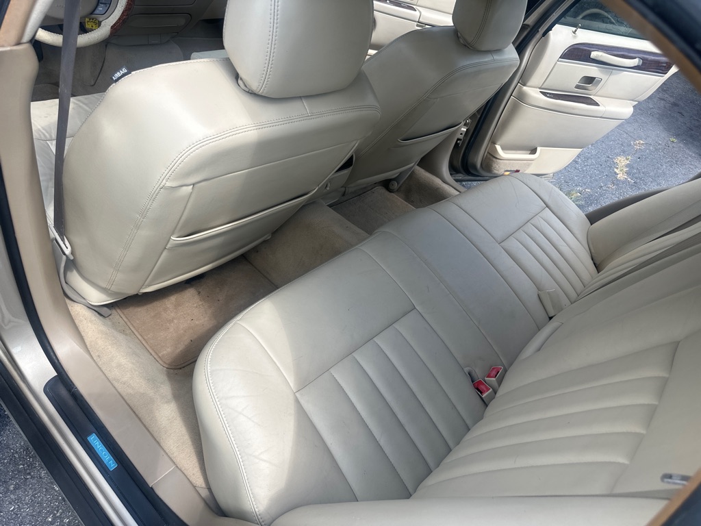 Photo 30 of this LINCOLN TOWN CAR