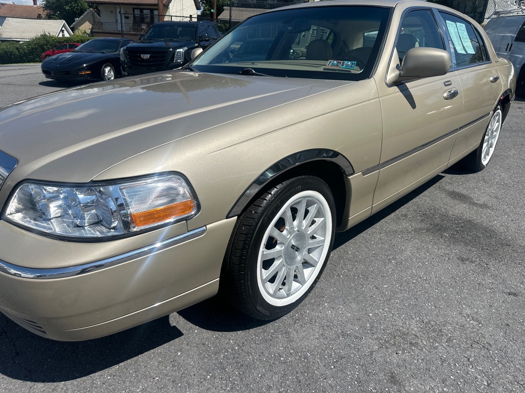 Photo 12 of this LINCOLN TOWN CAR