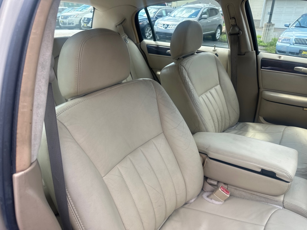 Photo 39 of this LINCOLN TOWN CAR