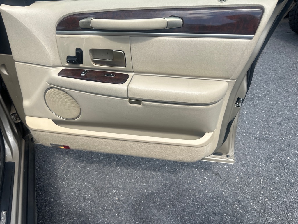 Photo 41 of this LINCOLN TOWN CAR