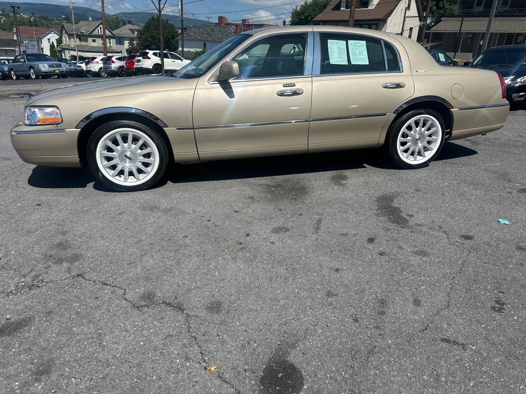 Photo 9 of this LINCOLN TOWN CAR