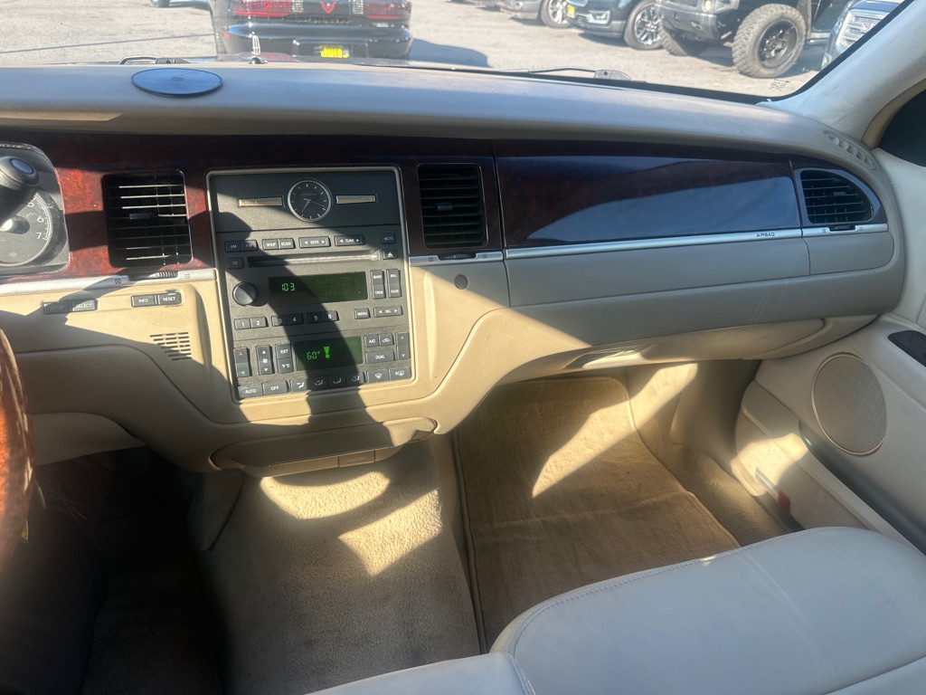 Photo 60 of this LINCOLN TOWN CAR