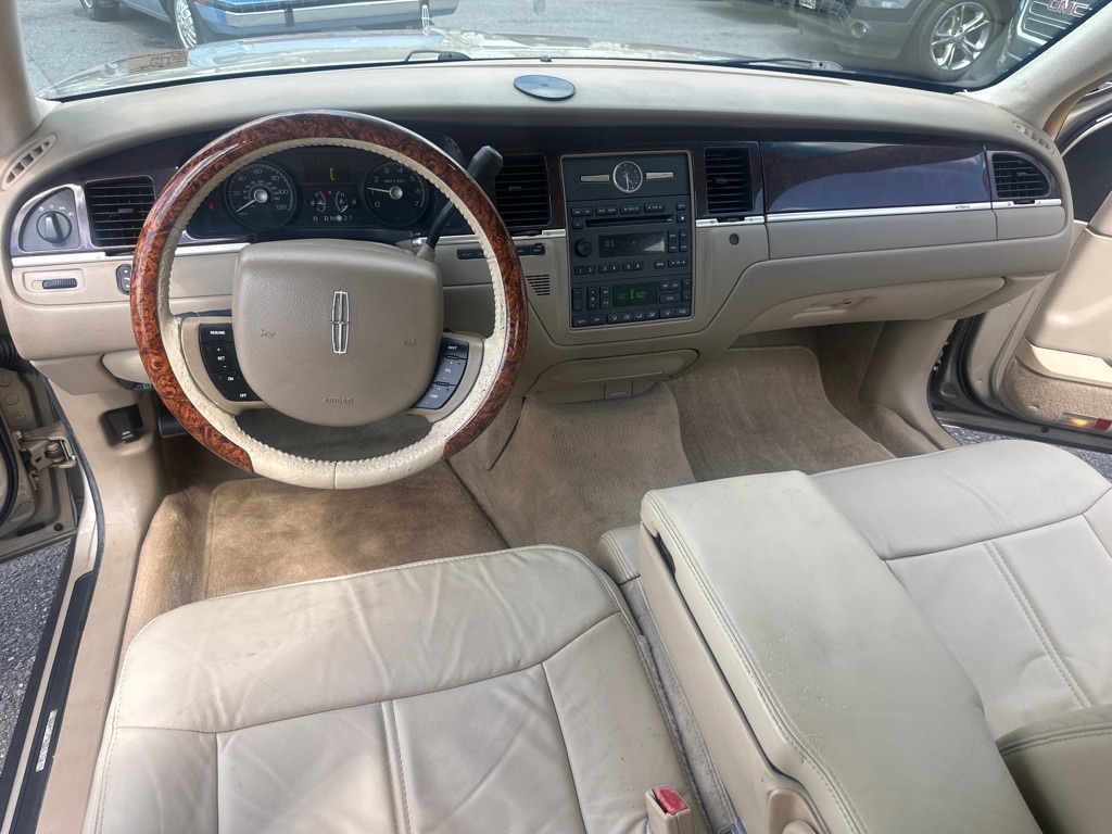 Photo 28 of this LINCOLN TOWN CAR