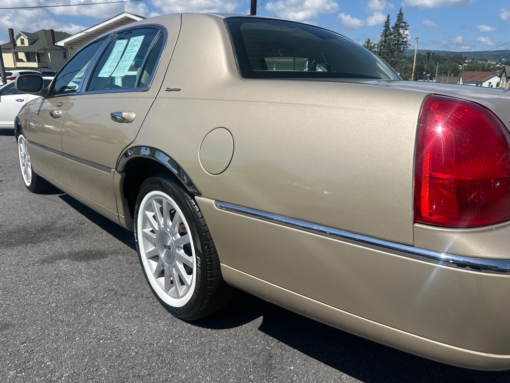 Photo 11 of this LINCOLN TOWN CAR