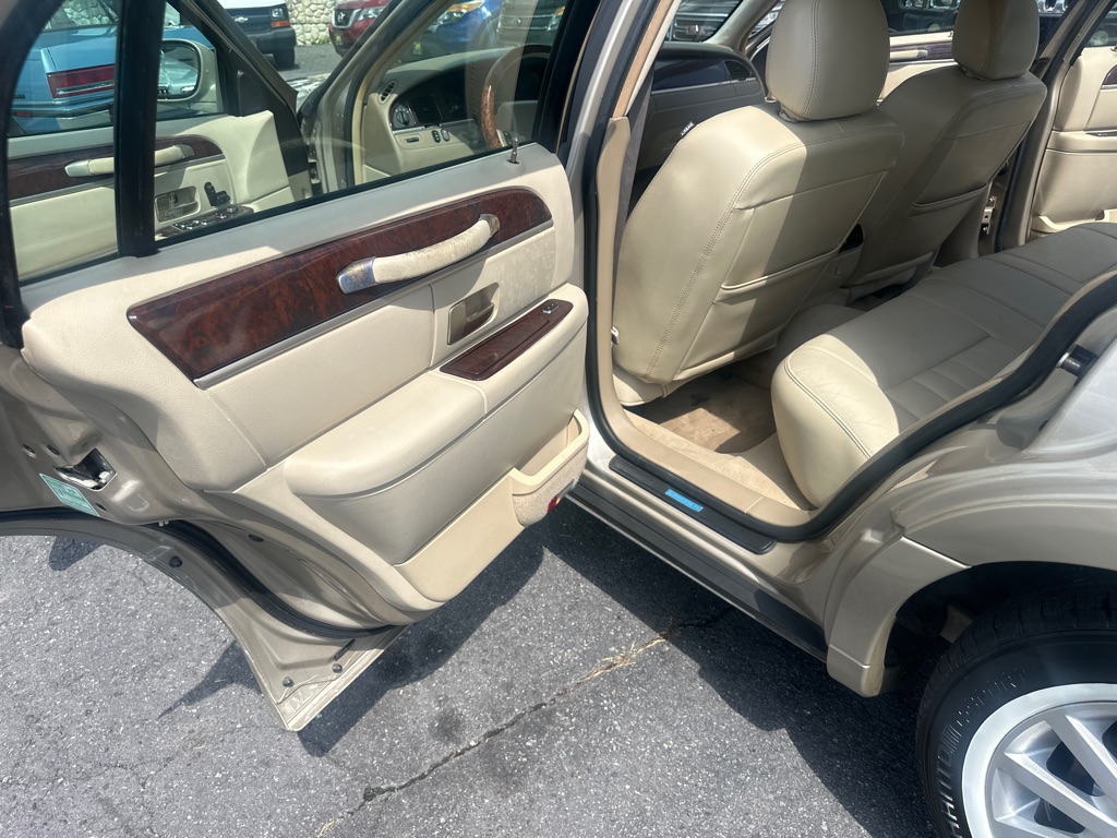 Photo 32 of this LINCOLN TOWN CAR