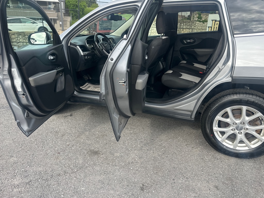 Photo 14 of this JEEP CHEROKEE