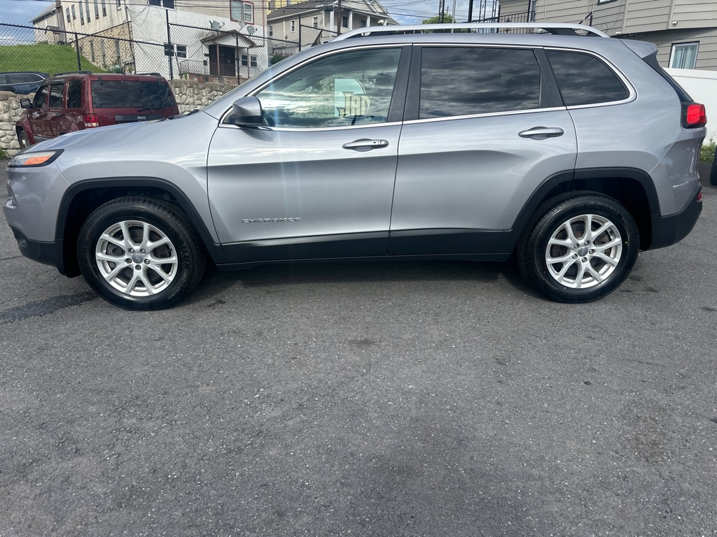 Photo 3 of this JEEP CHEROKEE