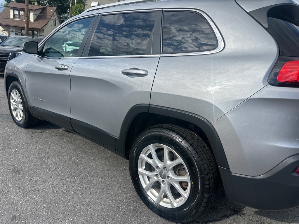 Photo 42 of this JEEP CHEROKEE