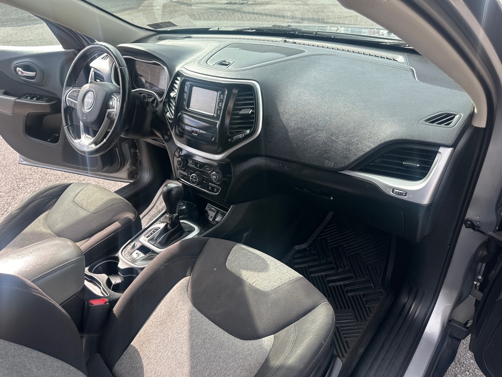 Photo 38 of this JEEP CHEROKEE