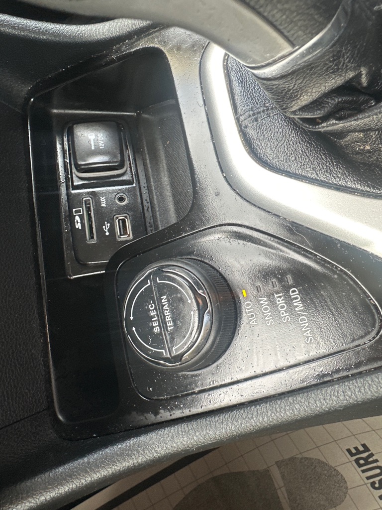 Photo 48 of this JEEP CHEROKEE