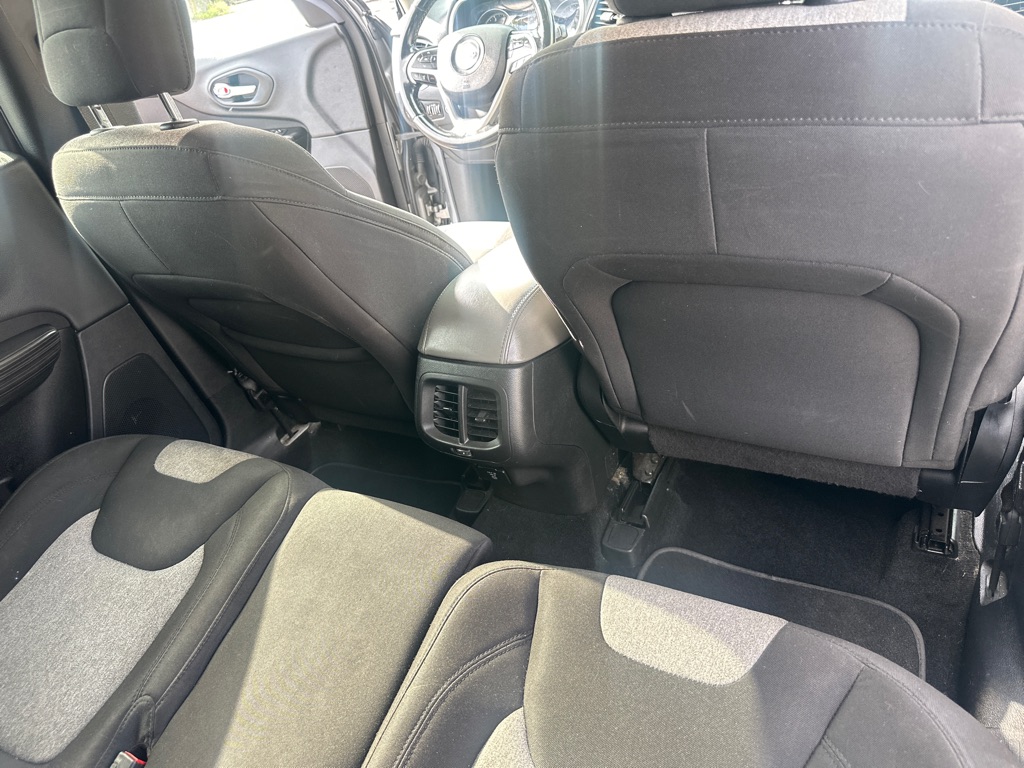Photo 32 of this JEEP CHEROKEE