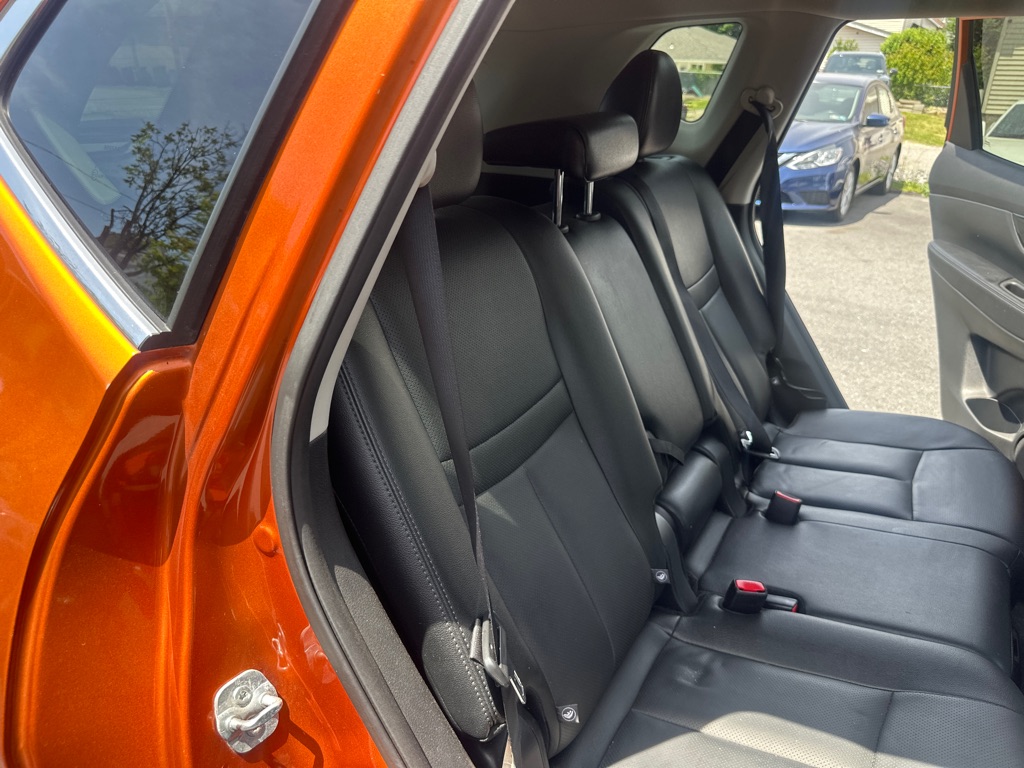 Photo 23 of this NISSAN ROGUE SL