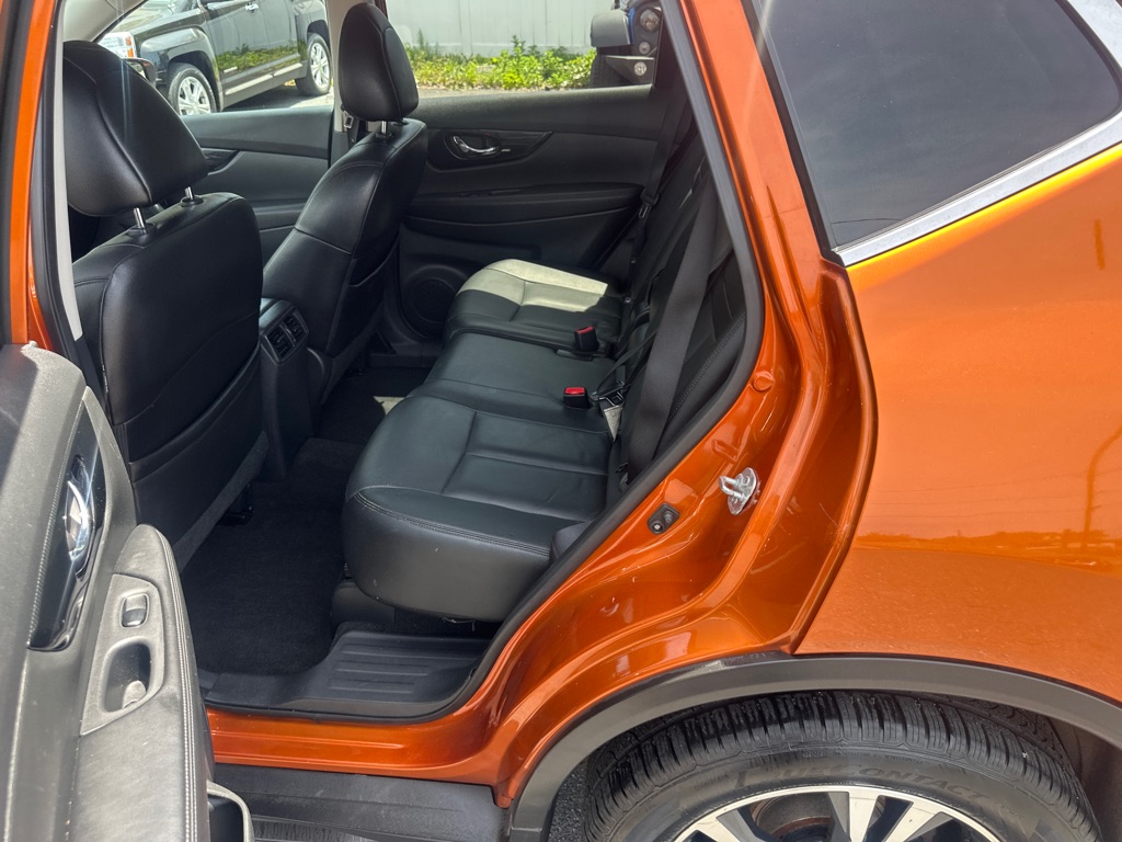 Photo 14 of this NISSAN ROGUE SL