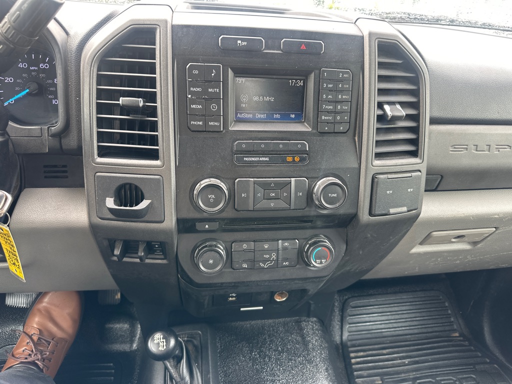 Photo 34 of this FORD F-450 STAKE 4X4