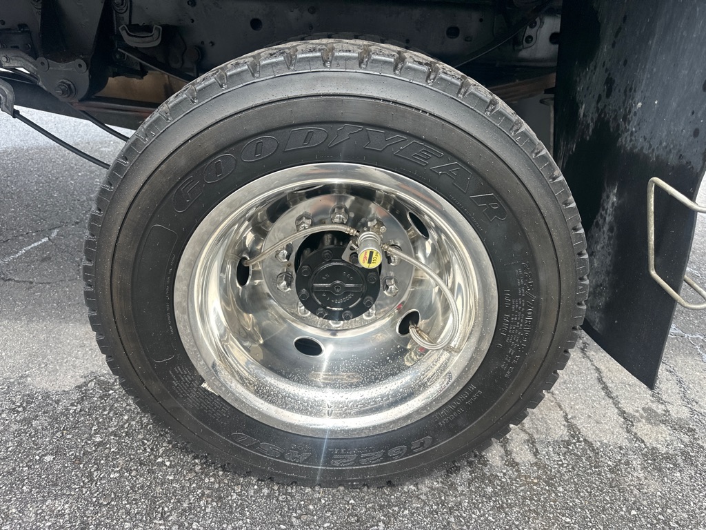 Photo 18 of this FORD F-450 STAKE 4X4