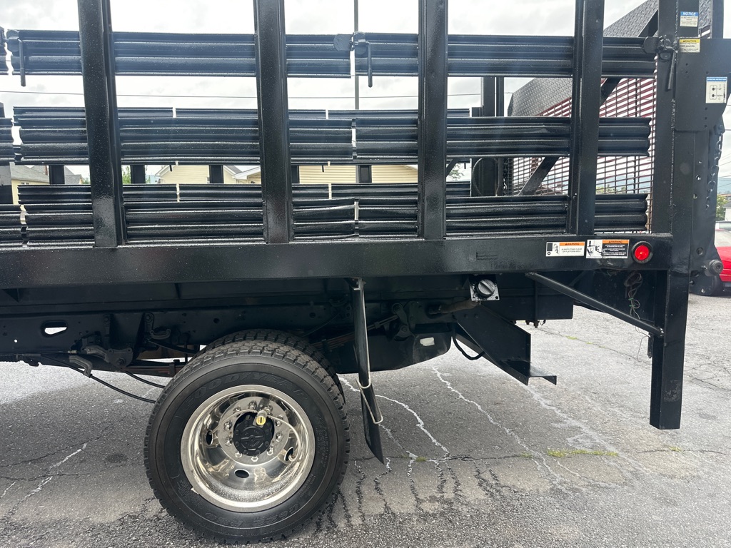Photo 17 of this FORD F-450 STAKE 4X4