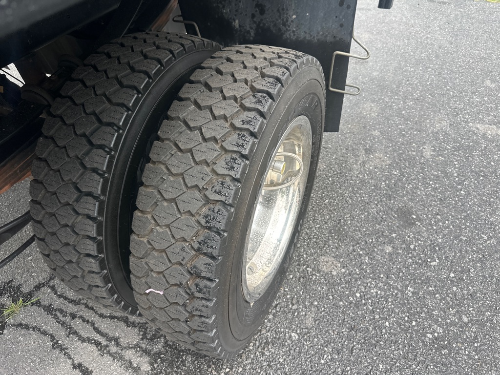 Photo 16 of this FORD F-450 STAKE 4X4
