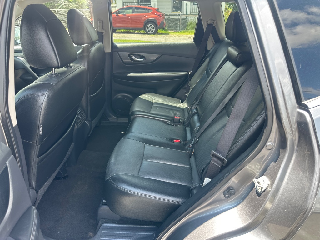 Photo 23 of this NISSAN ROGUE SL