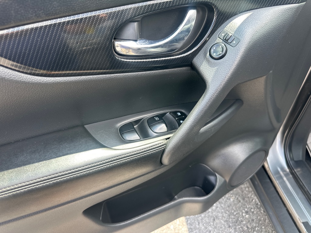 Photo 43 of this NISSAN ROGUE SL